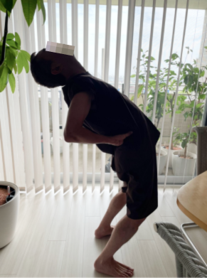 背中もっと反っている男性