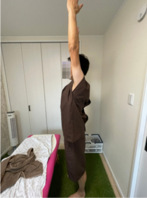 手を挙げてまっすぐ上がっている男性