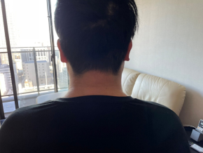 首と肩のラインがまっすぐ整っている男性