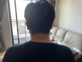 首と肩のラインが歪んでいる男性