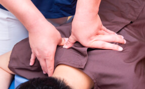 背中を指圧している様子