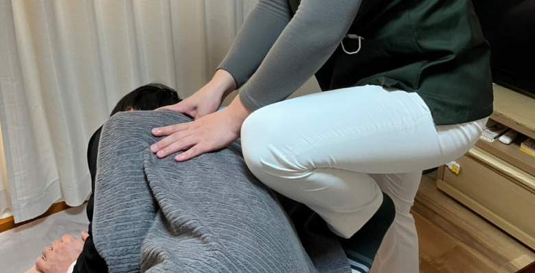 手技にて深層の筋肉にアプローチしている様子